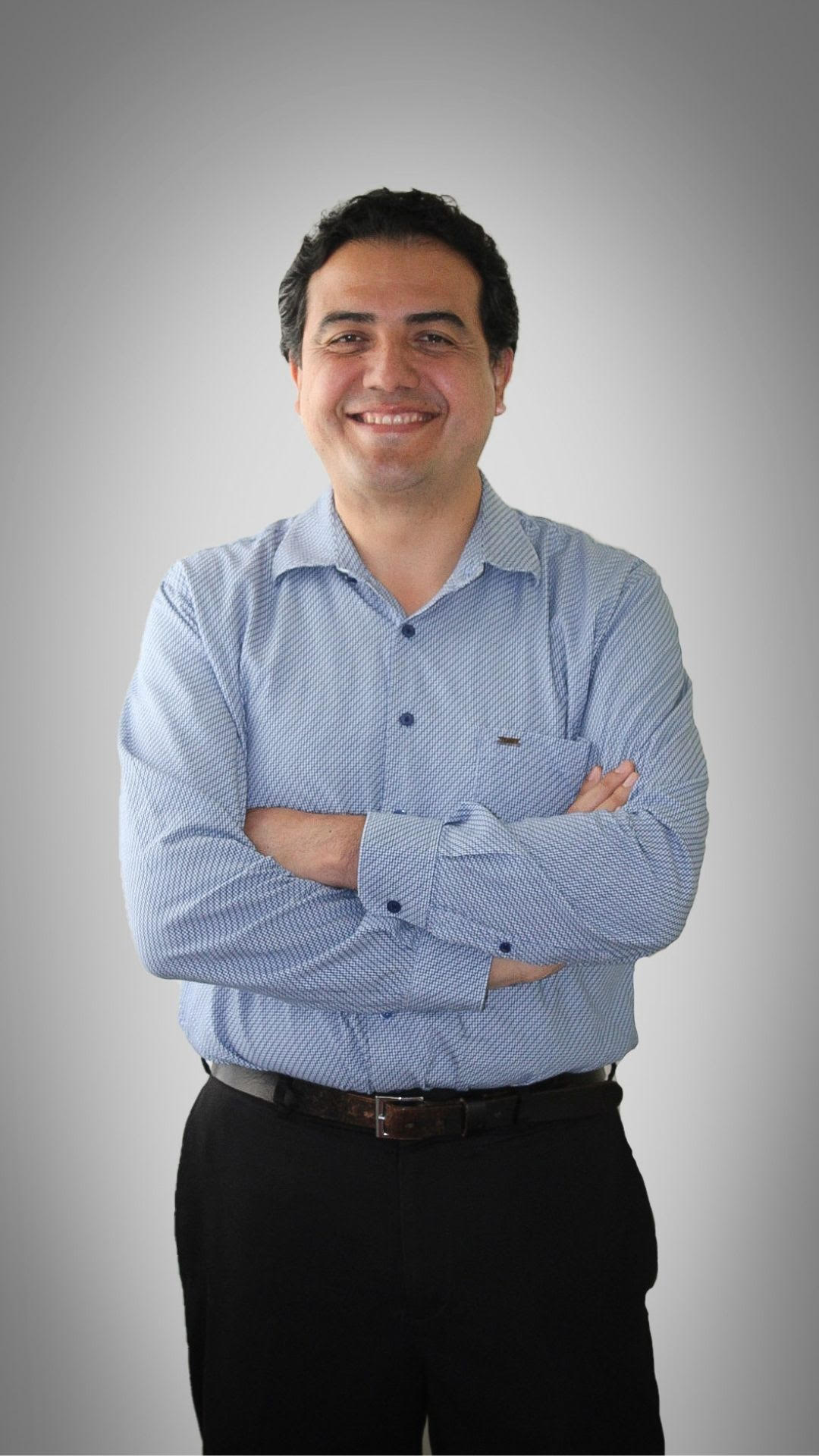 Eros Barajas con camisa azul y brazos cruzados