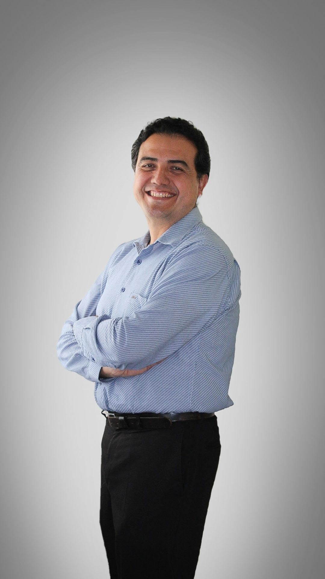 Eros Barajas con camisa azul y brazos cruzados